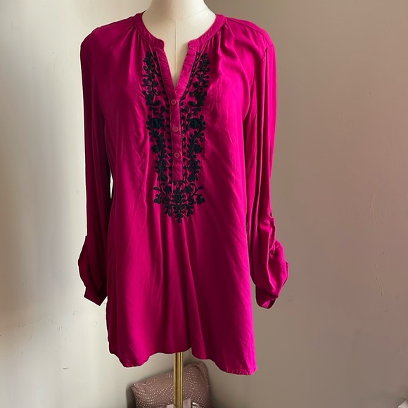 St. John's Bay Tops - St JOHN’S BAY M rayon 100% 😃